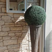 Cesti conici in vimini e ferro con bosso sintetico