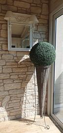 Cesti conici in vimini e ferro con bosso sintetico