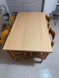 Tavolo in legno e 4 sedie