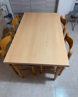 Tavolo in legno e 4 sedie
