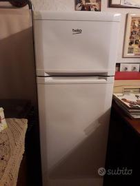 Cucina con forno e frigorifero