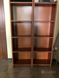 Coppia di librerie in legno color ciliegio.