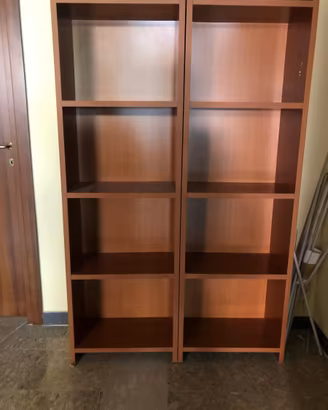 Coppia di librerie in legno color ciliegio.