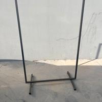 Stender in metallo grigio per abiti