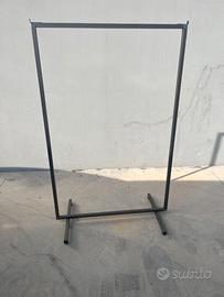Stender in metallo grigio per abiti