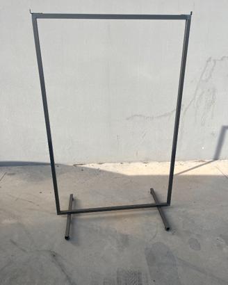 Stender in metallo grigio per abiti