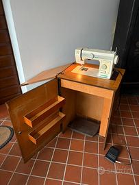 Macchina da cucire con mobile