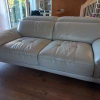 divano in veranda pelle grigio