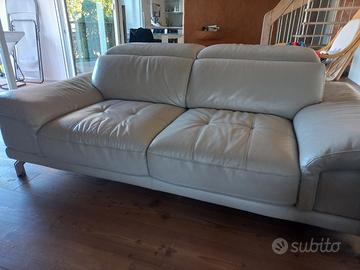 divano in veranda pelle grigio