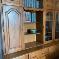 Elegante credenza in legno con vetrina luminosa