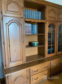 Elegante credenza in legno con vetrina luminosa