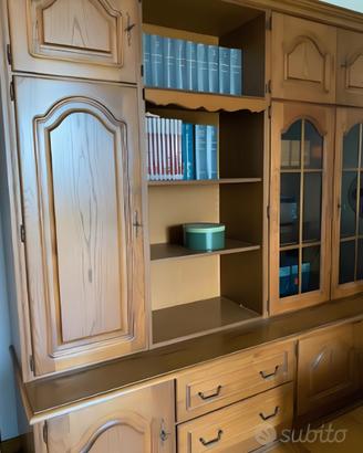Elegante credenza in legno con vetrina luminosa