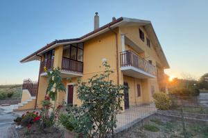 Appartamento con ingresso indipendente in villino