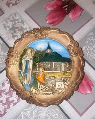 Piatto decorativo vintage Banneux N.D. altorilievo