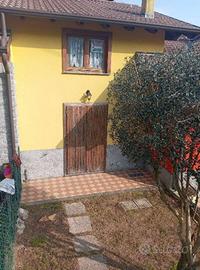 VILLA A SCHIERA A GEROSA IN VAL BREMBILLA