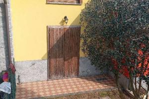 VILLA A SCHIERA A GEROSA IN VAL BREMBILLA