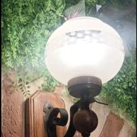 Lampada a parete, in legno ferro e vetro 