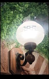 Lampada a parete, in legno ferro e vetro 