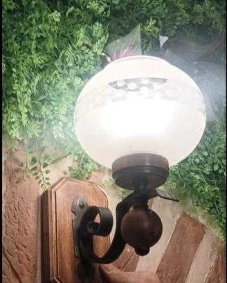 Lampada a parete, in legno ferro e vetro 