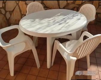 Tavolo da giardino,4 Sedie, ombrellone e Base.