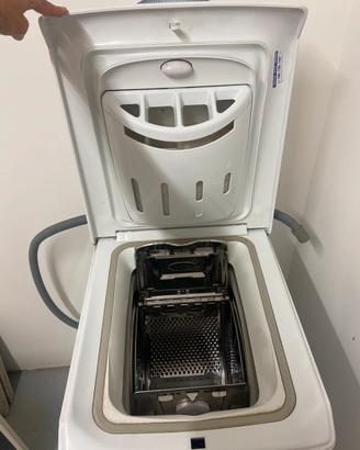 Lavatrice Indesit a carica dall'alto