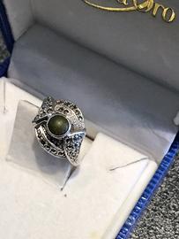 Antico anello in argento della nonna