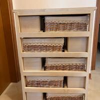 Cassettiera in legno e vimini