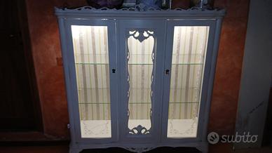 Vetrina in legno verniciato, ante in vetro