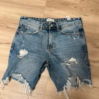 Pantaloncino strappato