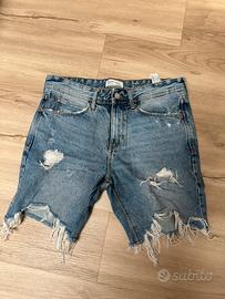 Pantaloncino strappato