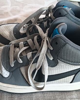 Nike alte grigie e bianche