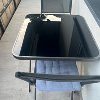 Tavolino con coppia dei sedie per esterni