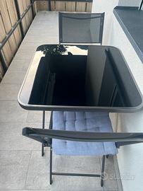 Tavolino con coppia dei sedie per esterni