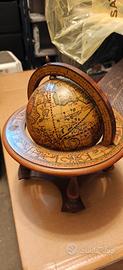 Piccolo mappamondo di legno