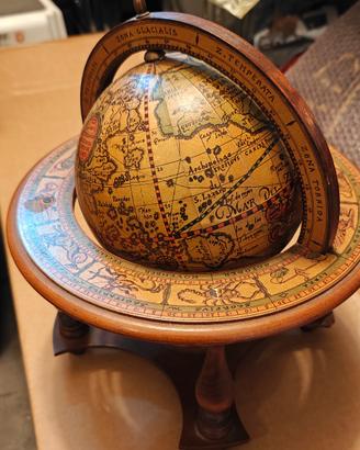 Piccolo mappamondo di legno