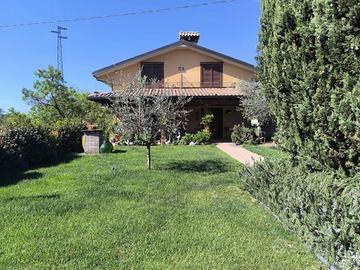 Villa di 245 m² con più di 5 locali e box auto dop