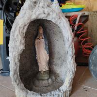Madonna in gesso e sua grotta in cemento 