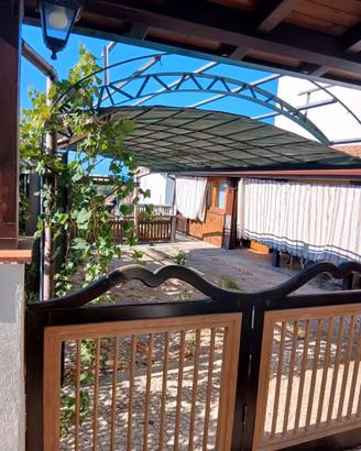 Casa con vista mare e ampi spazi esterni a Furnari