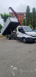 Iveco Daily ribaltabile con gru