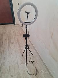 luce led ad anello con treppiede