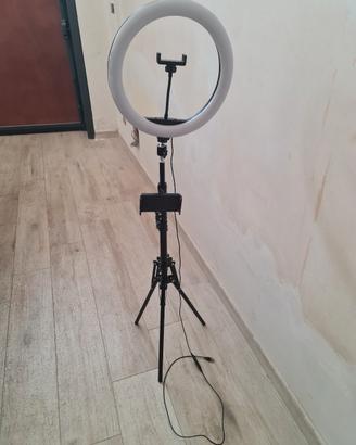 luce led ad anello con treppiede