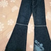 Jeans Indian rose flare con ricamo pavone