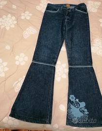 Jeans Indian rose flare con ricamo pavone