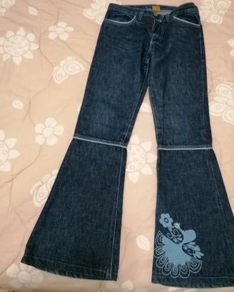 Jeans Indian rose flare con ricamo pavone