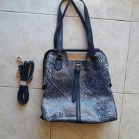 Borsa blu con fantasia floreale incisa tono su ton