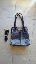 Borsa blu con fantasia floreale incisa tono su ton