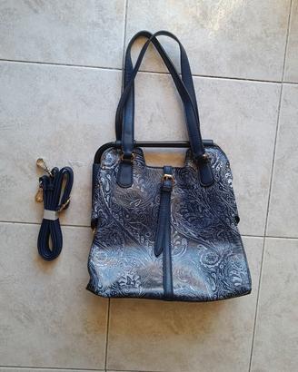 Borsa blu con fantasia floreale incisa tono su ton