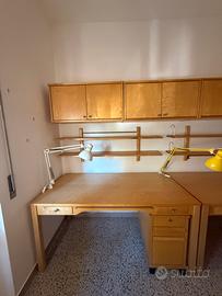 Scrivanie in legno con cassetti e mensole