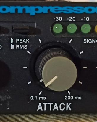 Nano compressor Alesis per modellare voci e suoni