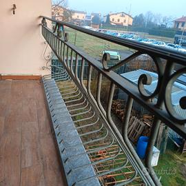 due ringhiere parapetti inferriate per balcone f